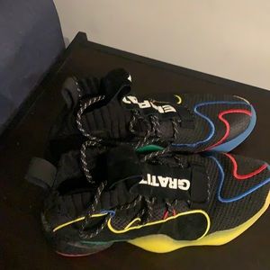 Basketball sneaker 9.5